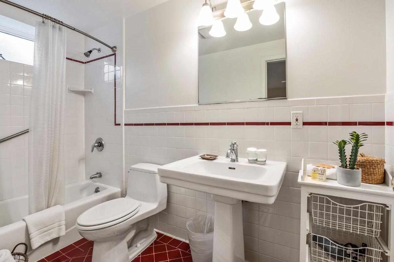 Chambre Lit Queen-Size Économique avec Salle de Bains Privative dans Couloir