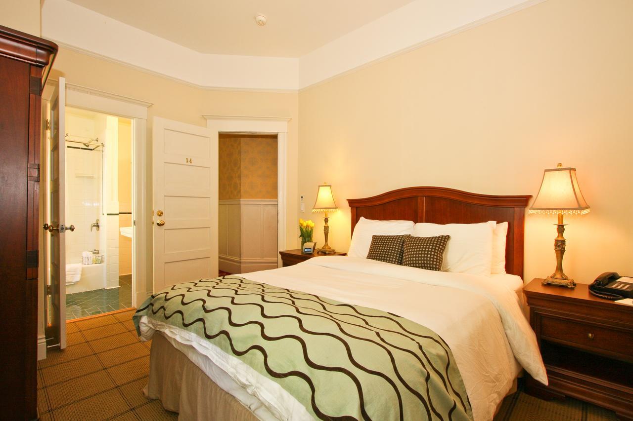 Chambre Lit Queen-Size avec Salle de Bains Privative